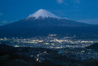 暮れゆく町並みと富士